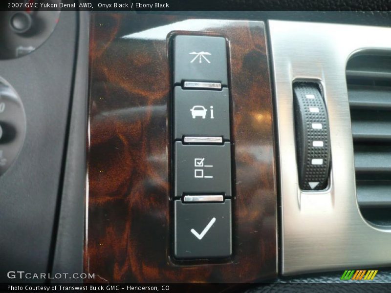 Onyx Black / Ebony Black 2007 GMC Yukon Denali AWD