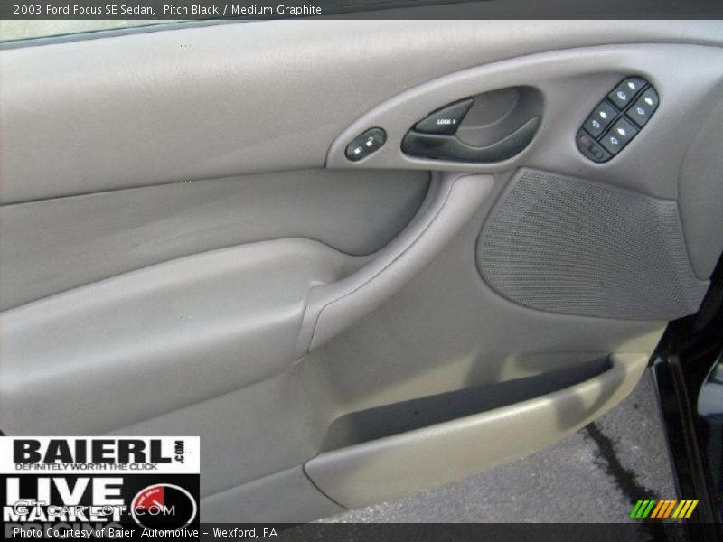 Pitch Black / Medium Graphite 2003 Ford Focus SE Sedan