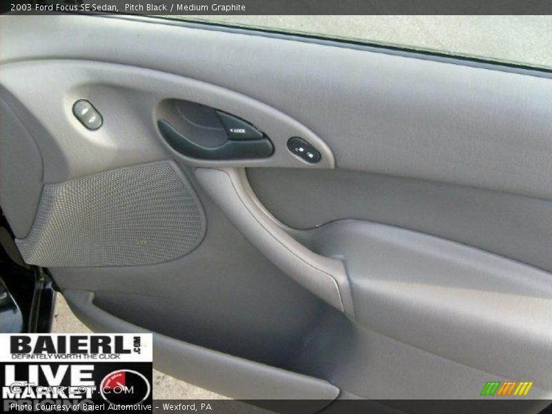 Pitch Black / Medium Graphite 2003 Ford Focus SE Sedan