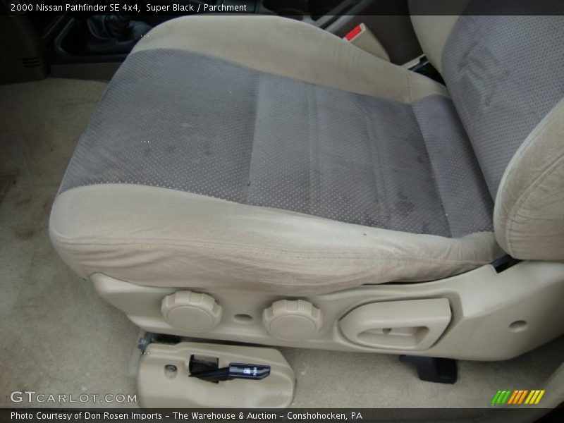 Super Black / Parchment 2000 Nissan Pathfinder SE 4x4