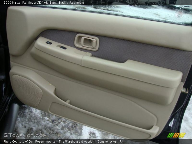 Super Black / Parchment 2000 Nissan Pathfinder SE 4x4