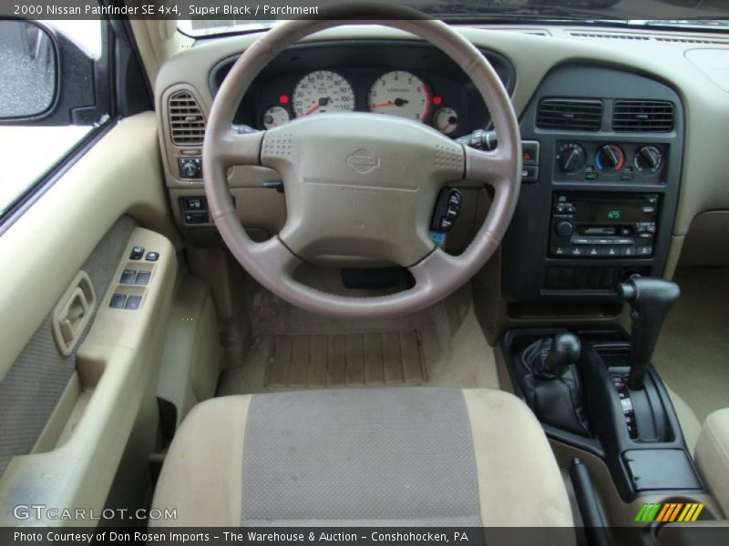 Super Black / Parchment 2000 Nissan Pathfinder SE 4x4