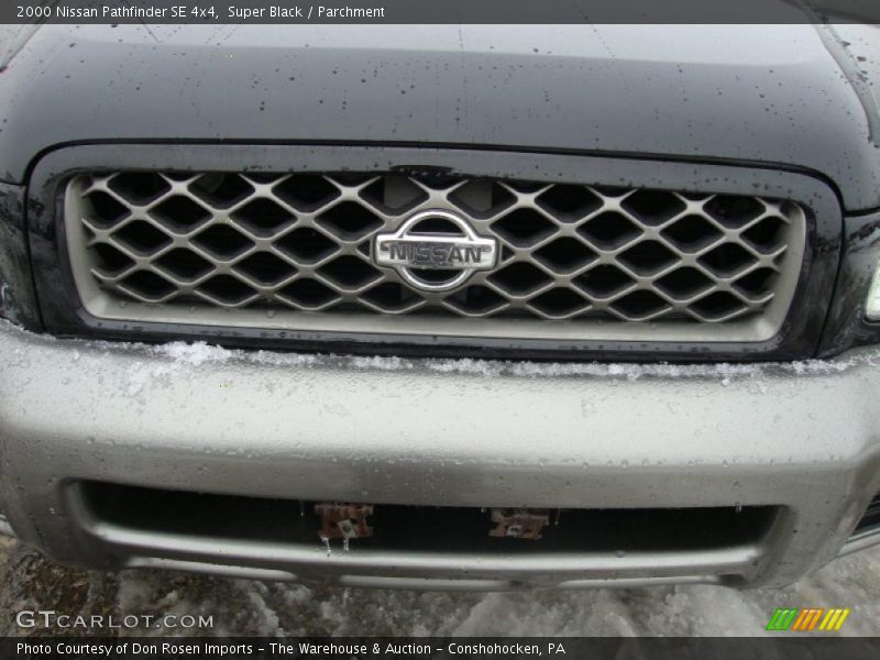 Super Black / Parchment 2000 Nissan Pathfinder SE 4x4