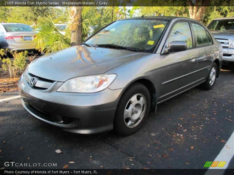Front 3/4 View of 2005 Civic Hybrid Sedan