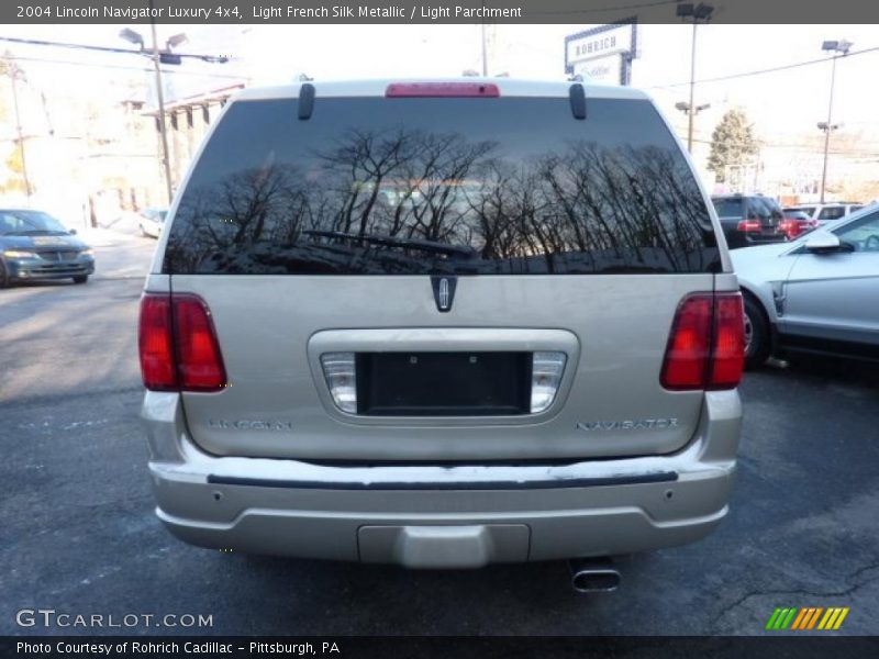 Light French Silk Metallic / Light Parchment 2004 Lincoln Navigator Luxury 4x4