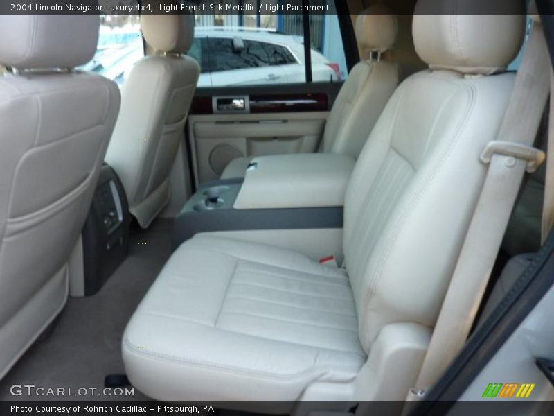 Light French Silk Metallic / Light Parchment 2004 Lincoln Navigator Luxury 4x4