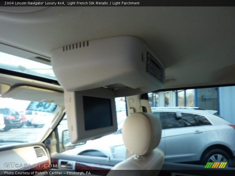 Light French Silk Metallic / Light Parchment 2004 Lincoln Navigator Luxury 4x4