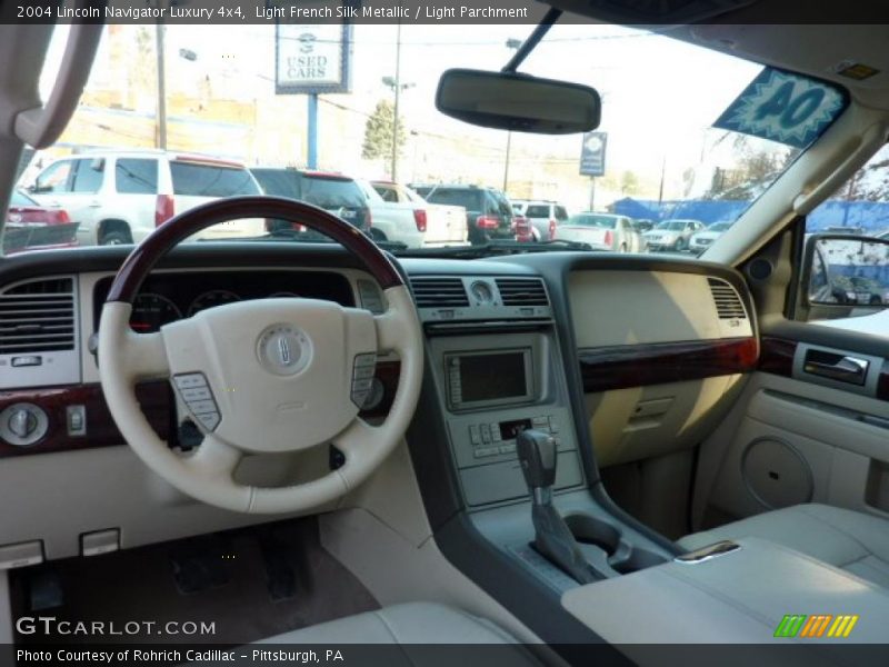 Light French Silk Metallic / Light Parchment 2004 Lincoln Navigator Luxury 4x4