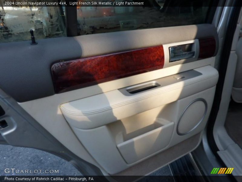 Light French Silk Metallic / Light Parchment 2004 Lincoln Navigator Luxury 4x4