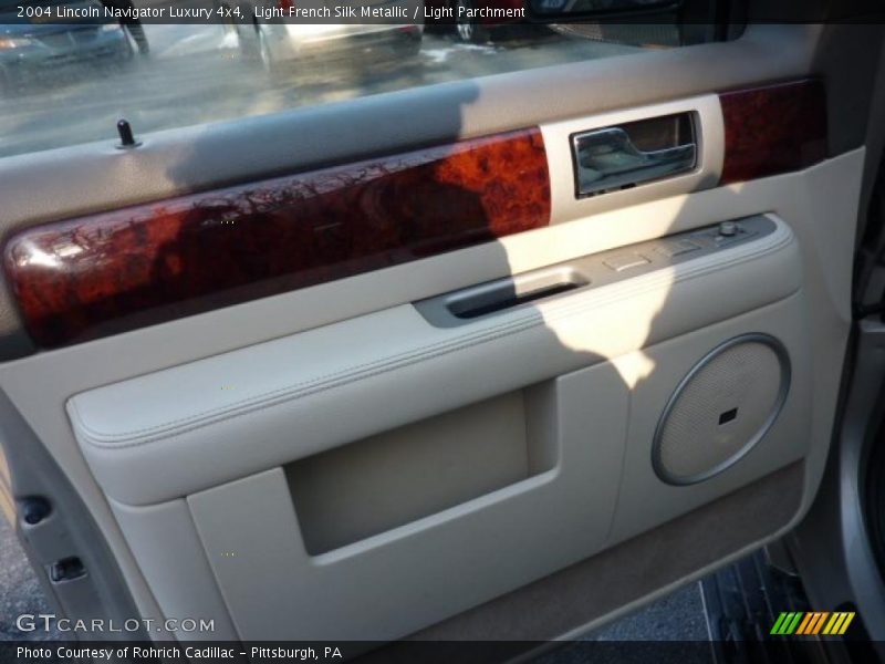Light French Silk Metallic / Light Parchment 2004 Lincoln Navigator Luxury 4x4