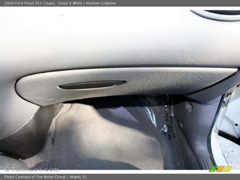 Cloud 9 White / Medium Graphite 2000 Ford Focus ZX3 Coupe
