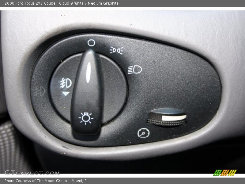 Cloud 9 White / Medium Graphite 2000 Ford Focus ZX3 Coupe
