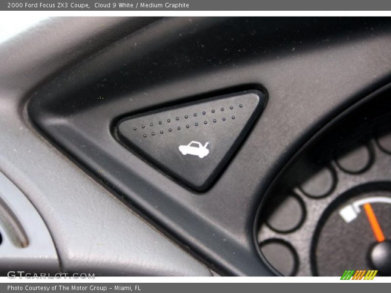 Cloud 9 White / Medium Graphite 2000 Ford Focus ZX3 Coupe