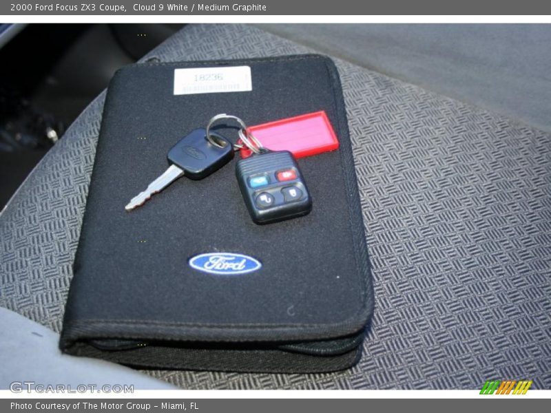 Cloud 9 White / Medium Graphite 2000 Ford Focus ZX3 Coupe