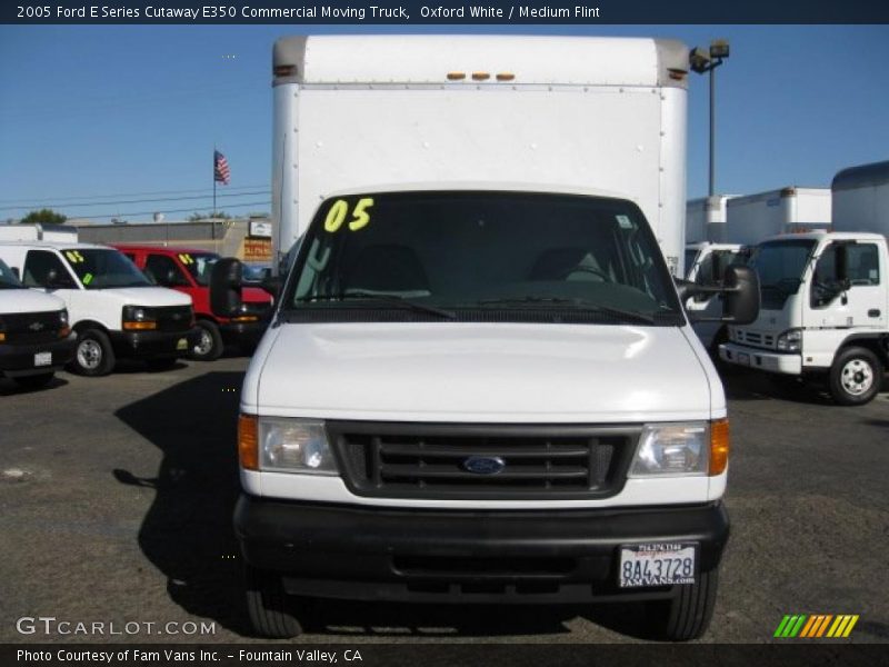 Oxford White / Medium Flint 2005 Ford E Series Cutaway E350 Commercial Moving Truck