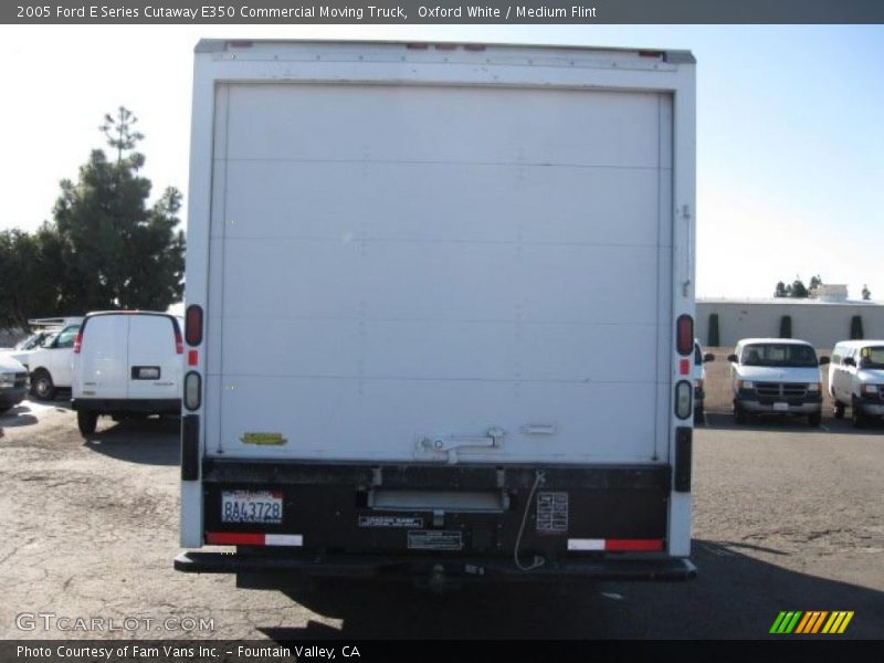 Oxford White / Medium Flint 2005 Ford E Series Cutaway E350 Commercial Moving Truck