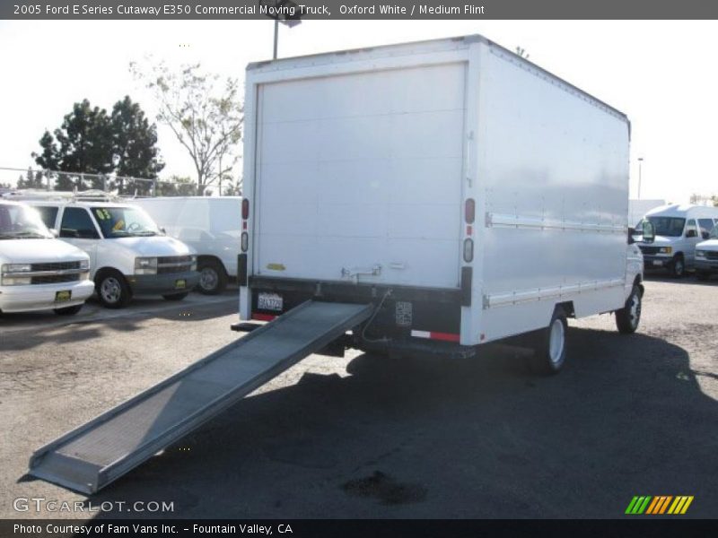 Oxford White / Medium Flint 2005 Ford E Series Cutaway E350 Commercial Moving Truck