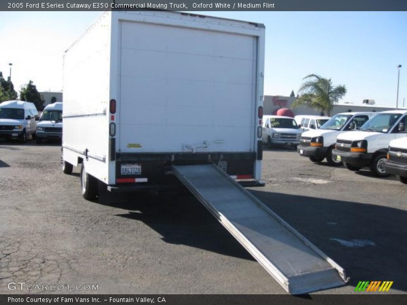 Oxford White / Medium Flint 2005 Ford E Series Cutaway E350 Commercial Moving Truck