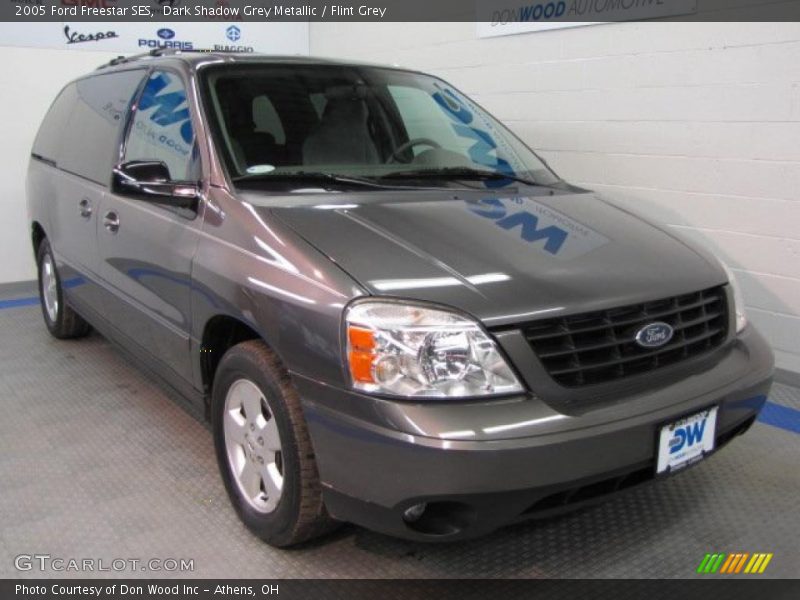 Front 3/4 View of 2005 Freestar SES