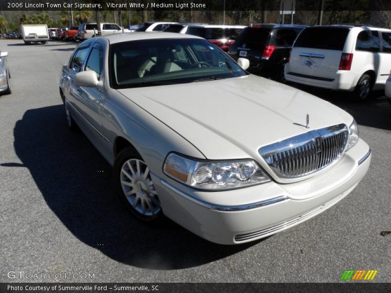 Vibrant White / Medium Light Stone 2006 Lincoln Town Car Signature