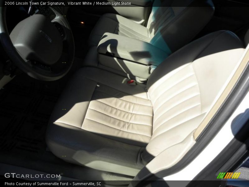 Vibrant White / Medium Light Stone 2006 Lincoln Town Car Signature