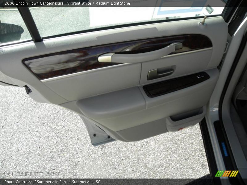 Vibrant White / Medium Light Stone 2006 Lincoln Town Car Signature