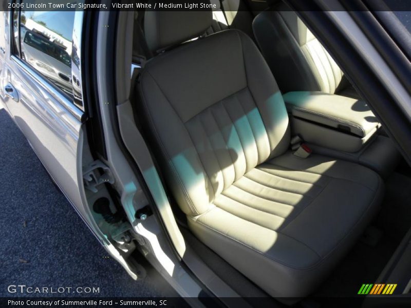 Vibrant White / Medium Light Stone 2006 Lincoln Town Car Signature