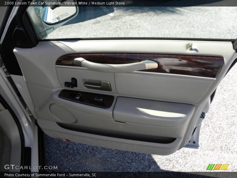Door Panel of 2006 Town Car Signature
