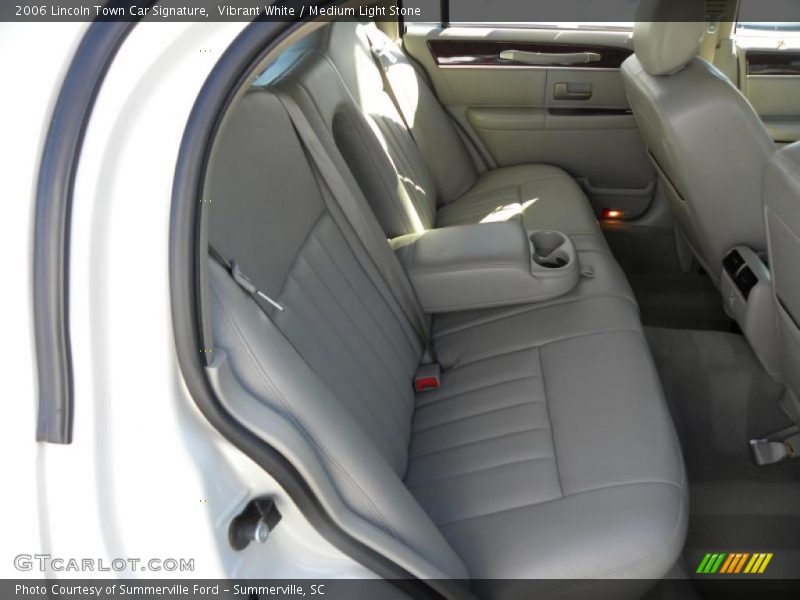  2006 Town Car Signature Medium Light Stone Interior