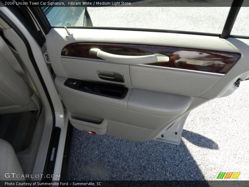 Vibrant White / Medium Light Stone 2006 Lincoln Town Car Signature