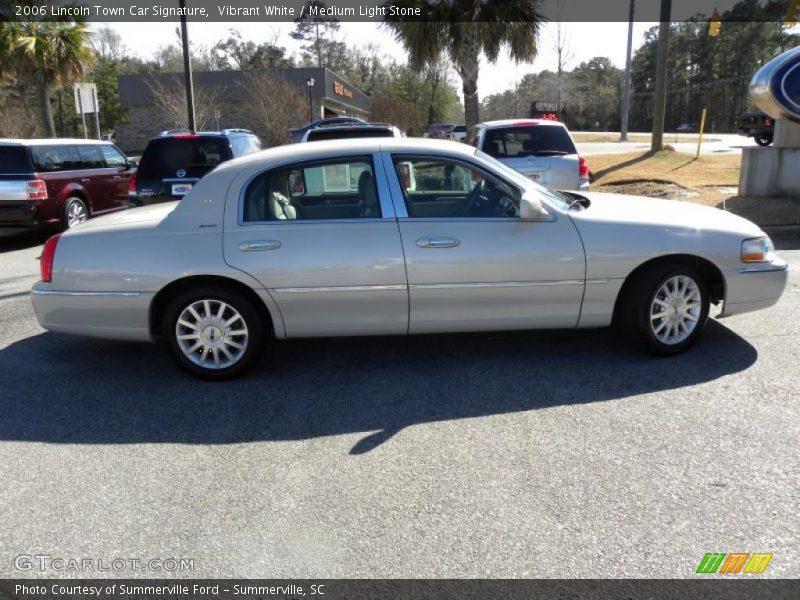 Vibrant White / Medium Light Stone 2006 Lincoln Town Car Signature