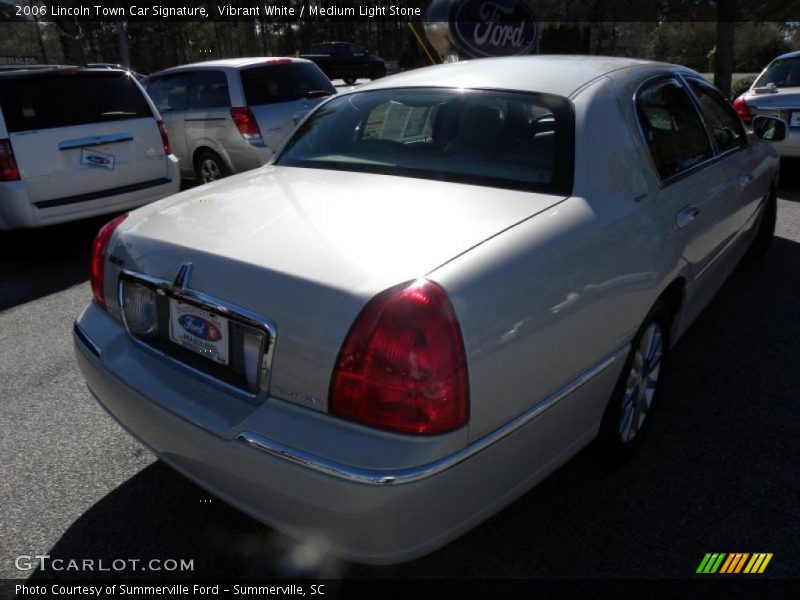 Vibrant White / Medium Light Stone 2006 Lincoln Town Car Signature