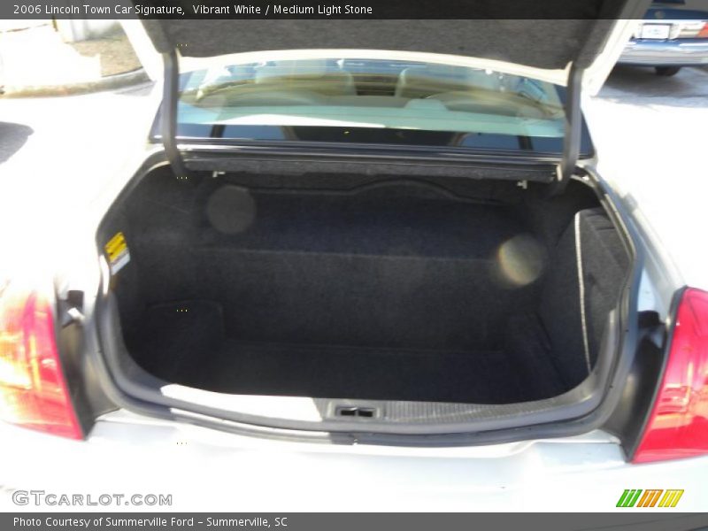Vibrant White / Medium Light Stone 2006 Lincoln Town Car Signature