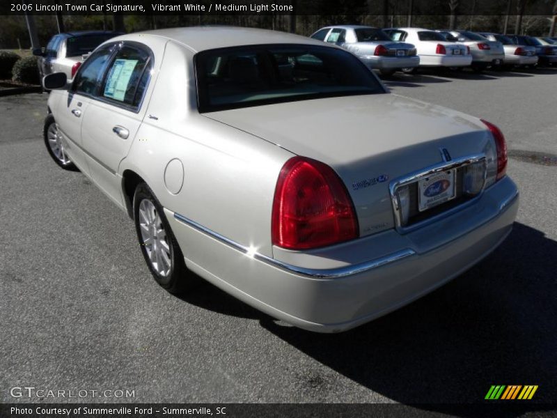 Vibrant White / Medium Light Stone 2006 Lincoln Town Car Signature