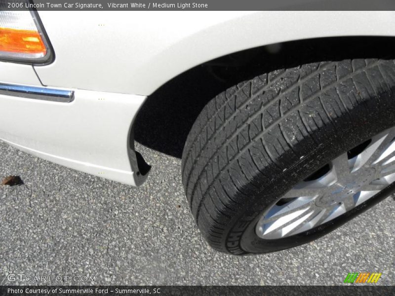 Vibrant White / Medium Light Stone 2006 Lincoln Town Car Signature