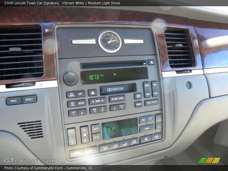 Controls of 2006 Town Car Signature