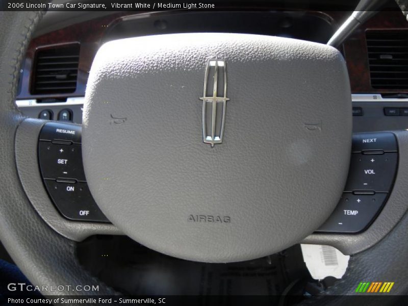 Controls of 2006 Town Car Signature