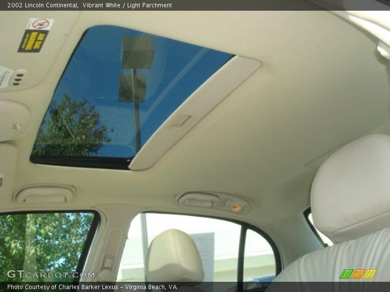 Vibrant White / Light Parchment 2002 Lincoln Continental