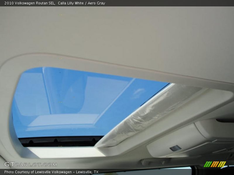Calla Lilly White / Aero Gray 2010 Volkswagen Routan SEL