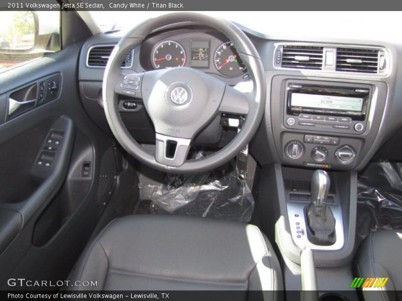 Candy White / Titan Black 2011 Volkswagen Jetta SE Sedan
