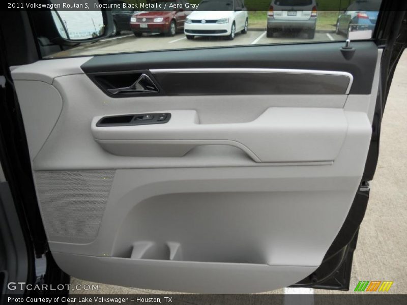 Nocturne Black Metallic / Aero Gray 2011 Volkswagen Routan S