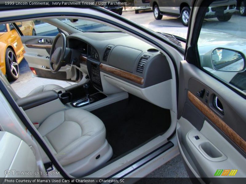 Ivory Parchment Tricoat / Light Parchment 1999 Lincoln Continental