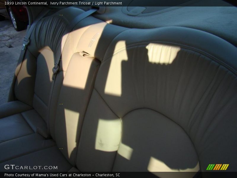 Ivory Parchment Tricoat / Light Parchment 1999 Lincoln Continental