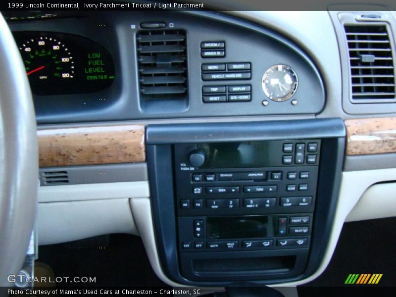 Ivory Parchment Tricoat / Light Parchment 1999 Lincoln Continental