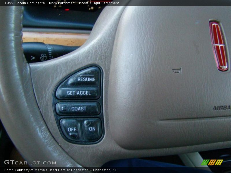 Ivory Parchment Tricoat / Light Parchment 1999 Lincoln Continental