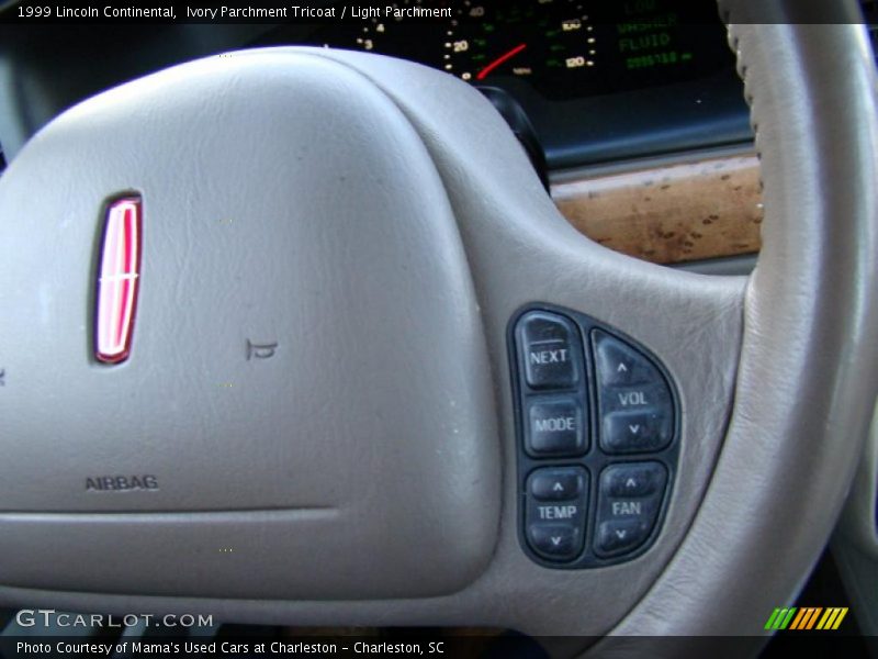 Ivory Parchment Tricoat / Light Parchment 1999 Lincoln Continental