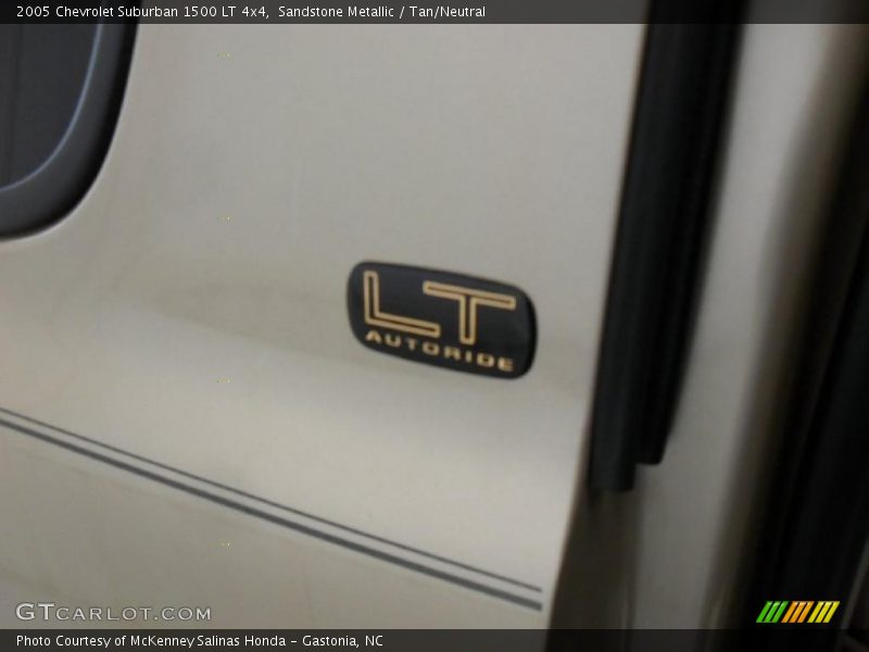 Sandstone Metallic / Tan/Neutral 2005 Chevrolet Suburban 1500 LT 4x4