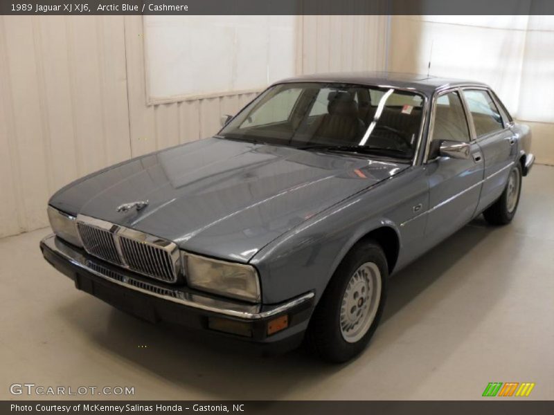 Front 3/4 View of 1989 XJ XJ6