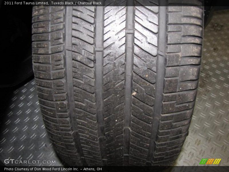 Tuxedo Black / Charcoal Black 2011 Ford Taurus Limited