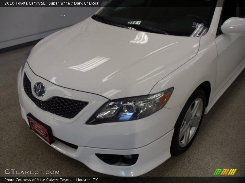 Super White / Dark Charcoal 2010 Toyota Camry SE